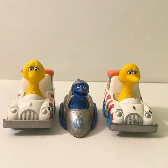Vtg 1983 Sesame Street Diecast Grover Rocket Big Bird Popcorn Truck PVC Figures - Picture 2 of 15